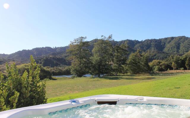 Hakarimata Lodge - Riverside Sanctuary