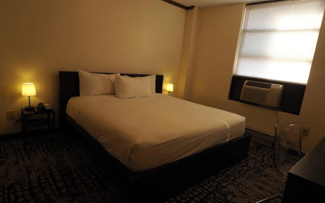 Night Hotel Broadway