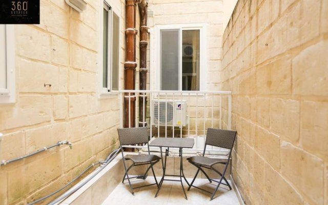 Beautiful, Seafront spacious APT in Sliema by 360 Estates
