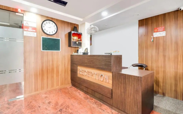 Super Capital O Seven Wonders Inn Near Sahara Ganj Mall