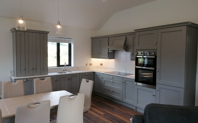 Lovely 3-bed Cabin in Meigh