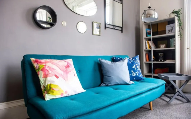 Bright And Central Flat, Directly Facing The Usher Hall