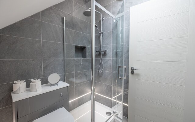 Impeccable 2-bed Apartment in Camberley