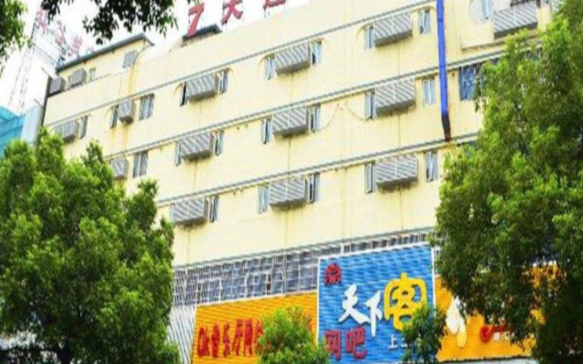 Jichu Hotel (Yueyang Tower Railway Station Pedestrian Street)