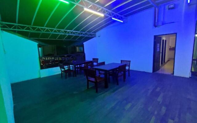 OYO 90576 Holiday Dive Inn