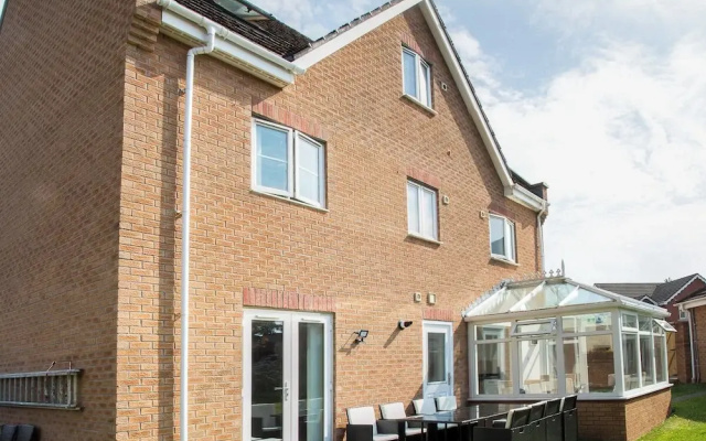 5 Bed Detached House - Sleeps 14