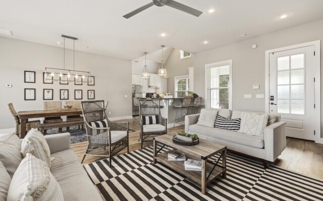 The Dogwood · Luxury Hot Tub· Lake Front Access ·