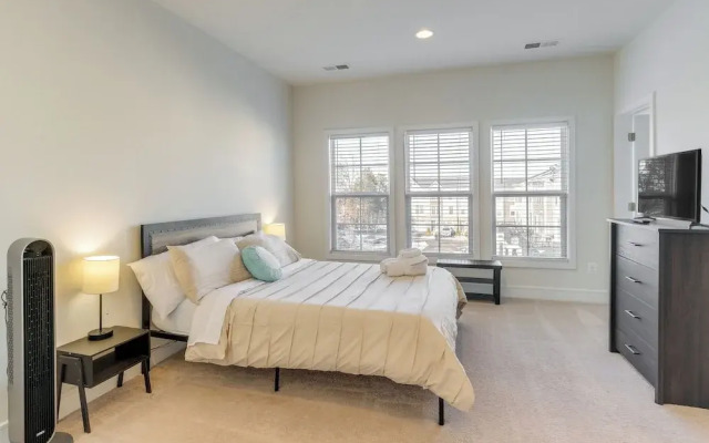 Balcony & Pool Access: Modern Gainesville Home