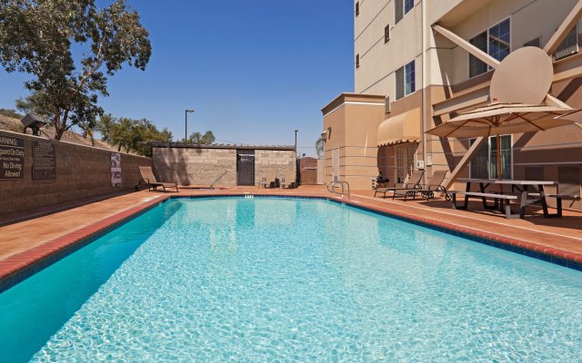 Holiday Inn Express and Suites Bakersfield Central by IHG
