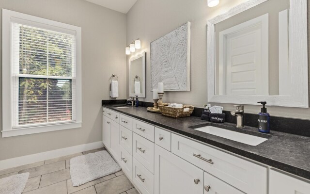 The Dogwood · Luxury Hot Tub· Lake Front Access ·