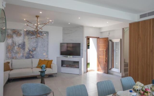 Artizan Seafront Villa 5