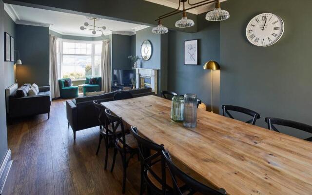 Host Stay Raven House