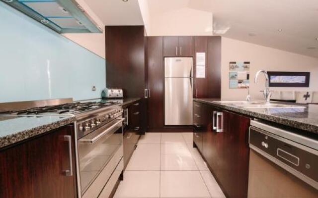 Lakeview Heights Luxury Apartment 2