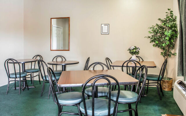 Econo Lodge Inn & Suites Granite City