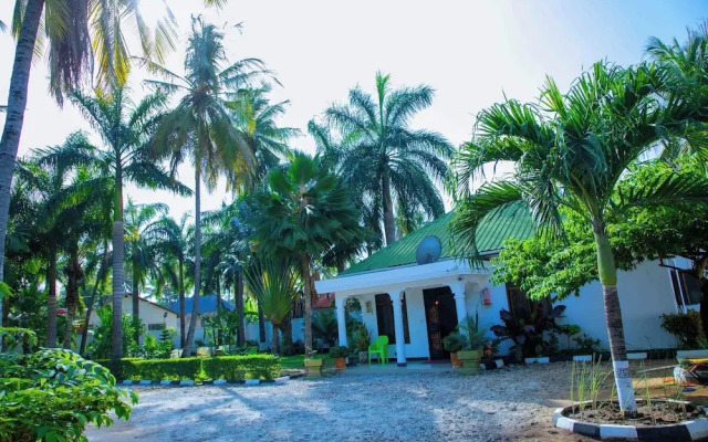 Dar es Salaam-sleeps8-parking-garden-pet Friendly
