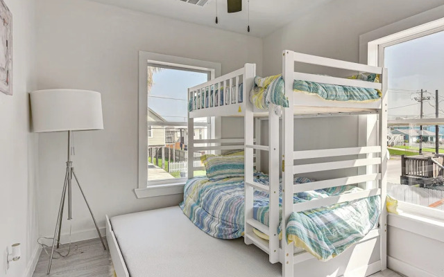 Pet-friendly Galveston Retreat < 1 Mi to Beaches!