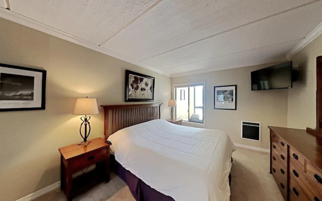 Spacious 3 Bed 3 Bath Condo with 3 Spas and Great View - Just Steps Away from Ski Adventure! by RedAwning