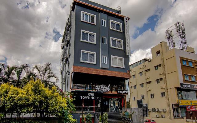 OYO Townhouse 040 Global Village Tech Park