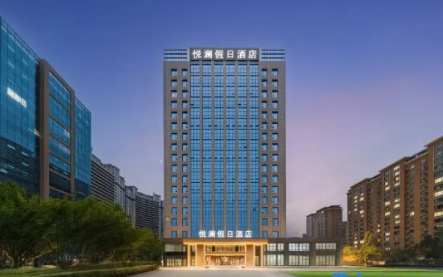 Yuelan Holiday Hotel (Urumqi High-Speed Railway Station) – Outside – Urumqi