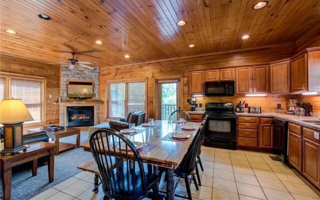 Gatlinburg Majesty 4 Bedroom Home with Hot Tub