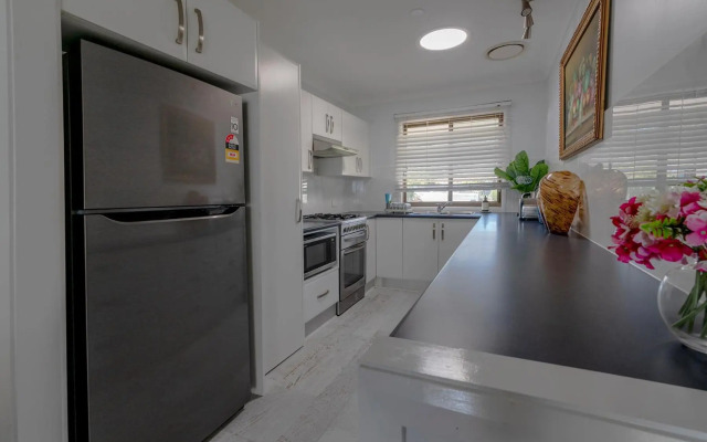 Getaway Lakefront Environmental House on Lake Macquarie with Water View