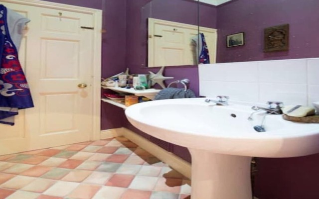 Cheltenham Cozy Retreat With 2 Bedrooms