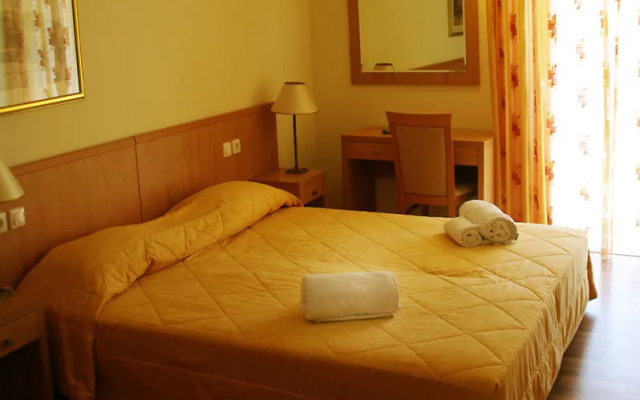 Saronis Hotel