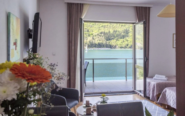 Studio Flat With View Near Beach in Tivat