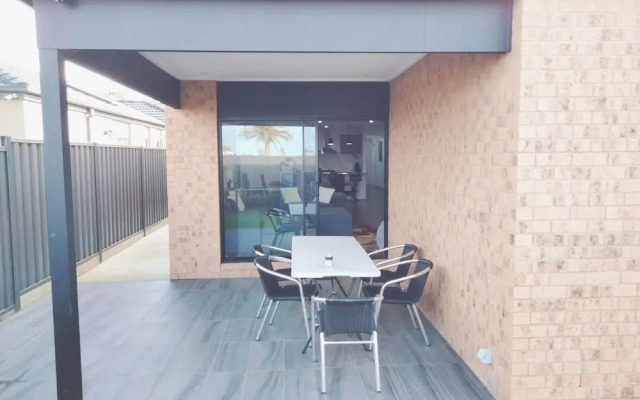 Modern & Cosey 4bedroom House Walk to Beach