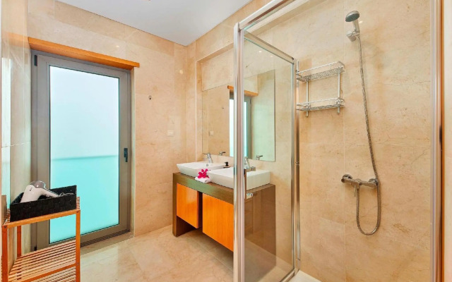 Beautiful Town Centre Apartment with Shared Pool