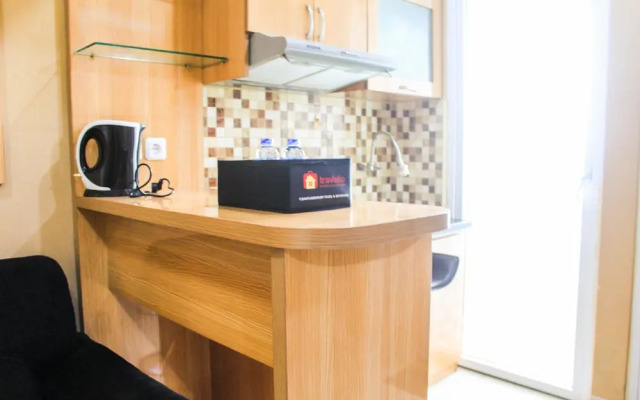 Comfortable and Fully Furnished 1BR Green Pramuka Apartment