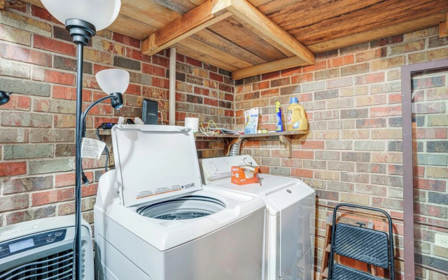 Treehouse-style Cabin, 1 Mi to Massanutten Resort