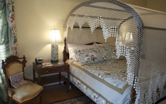 Inn On Poplar Hill
