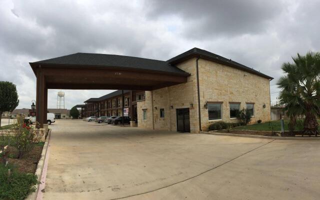 Pearsall Inn & Suites