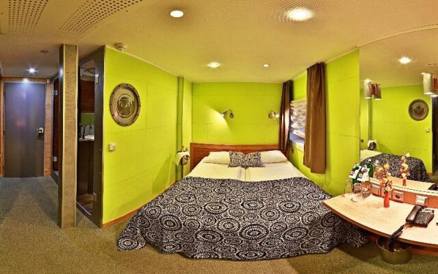 GreenYacht Hotel