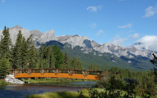 Rundle Cliffs Lodge by Spring Creek Vacation