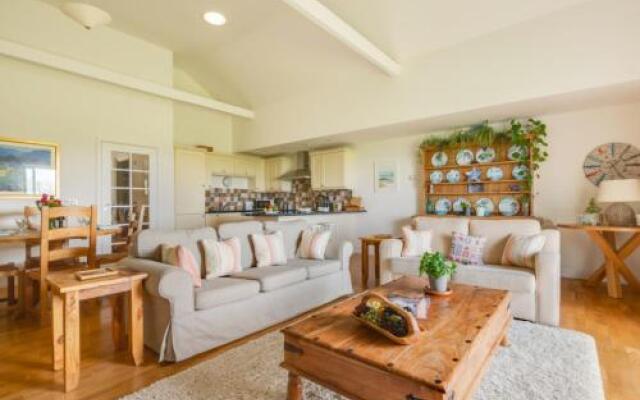 Holiday Home Edmonton.1