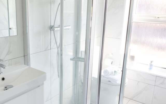 Spacious 2 Bed Apt Sleeps 5 Relocation Kent