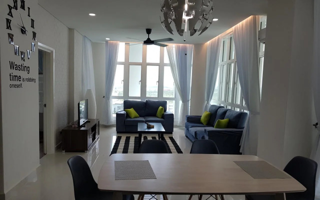 Holi 1Medini Suites