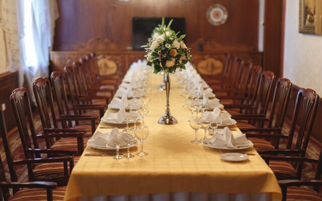 Гостиница «Джолли Алон»