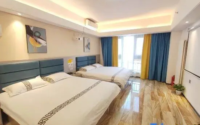 Lanuo Light Luxury Hotel (Erqi Wanda Chuangfu Xincheng Branch)