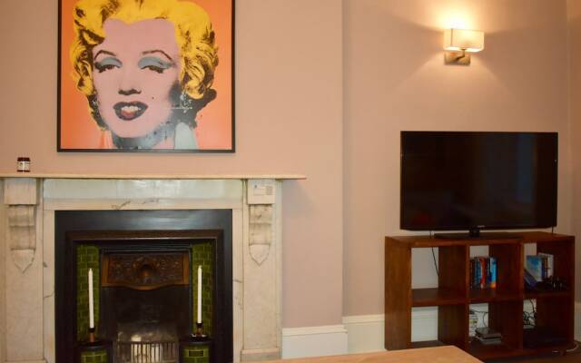 Stylish 2 Bedroom Georgian Apartment in City Centre