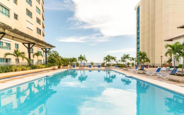 Luxurious 2BDR condo located in Prestigious Tower.