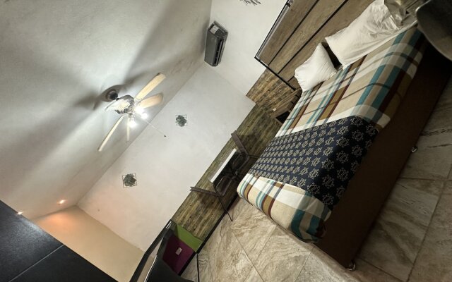 Cancún Plaza Hotel & Hostal