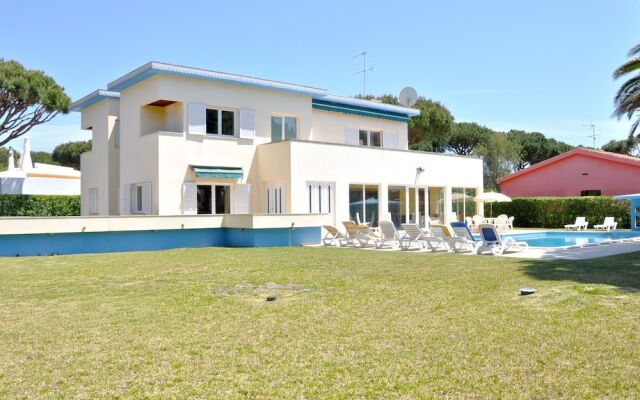 Spacious Villa in Vilamoura With Barbecue