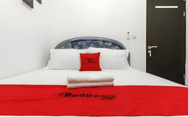 RedDoorz Plus near Trisakti University – Guest Rooms – Jakarta