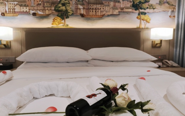 Vienna Hotel (Beihai Weizhou Island Lanqiao seaview shop)