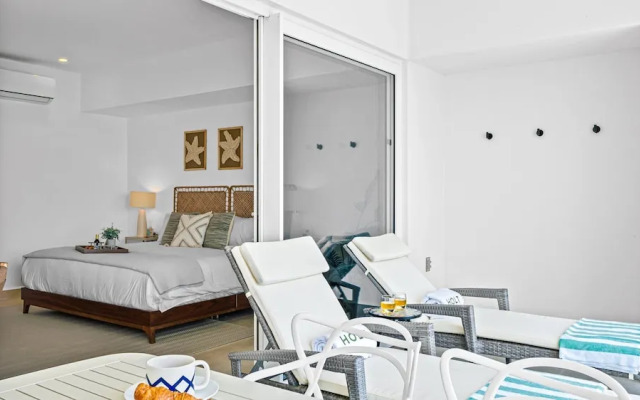 Stylish Beachfront 2BR - Balcony & Pools