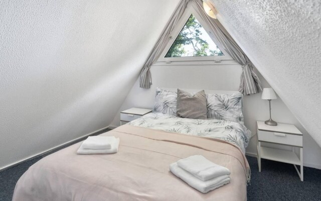 The Lookout, Sunny Beach Retreat, Sleeps 5 Guests