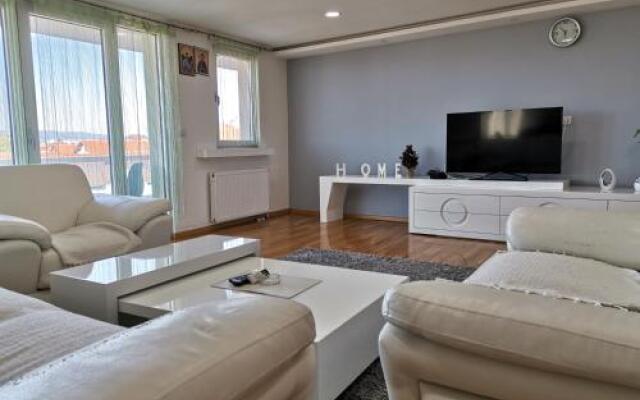 Atina Lux Hostel